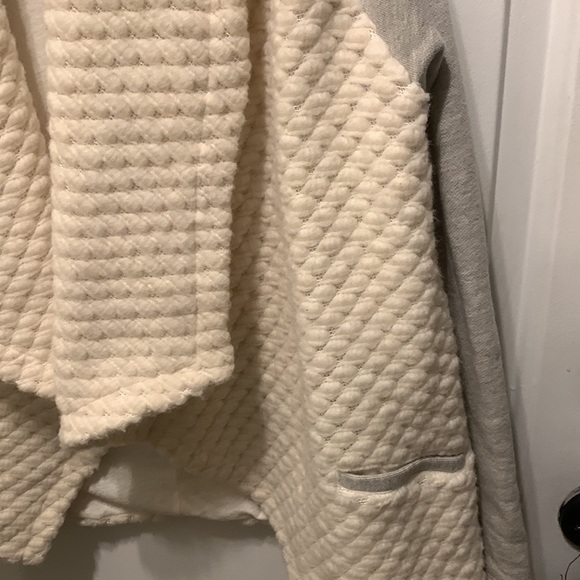 Dolan grey and white quilted sweater - Picture 4 of 8
